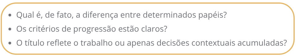 O primeiro efeito costuma aparecer dentro de casa: a equidade interna. Job title inflation